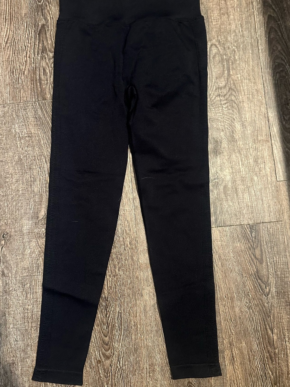 NWOT Women’s Scrunch Butt Leggings 1 black, 1 blue. Medium.